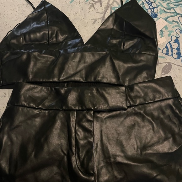 House of Harlow 1960 Faux Leather Halter with high waisted Shorts .Zip up back - Picture 7 of 9